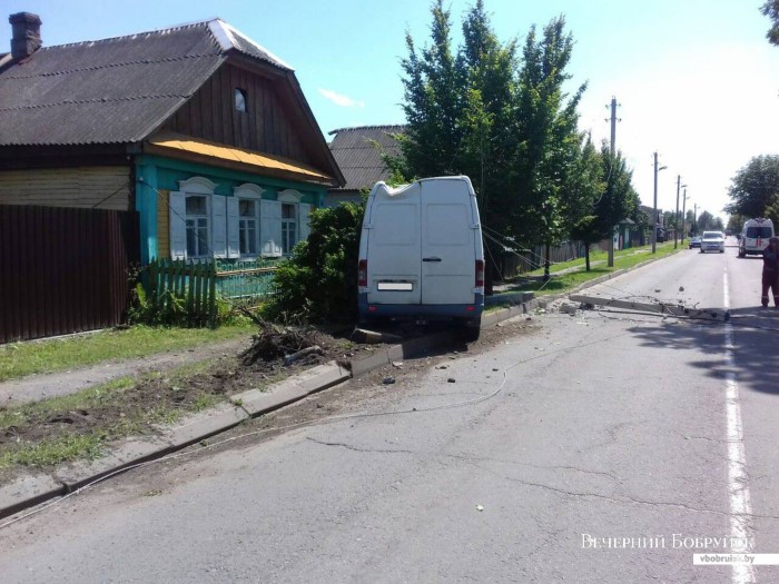 В Бобруйске микроавтобус врезался в опору линии электропередач и обесточил сотни домов-4