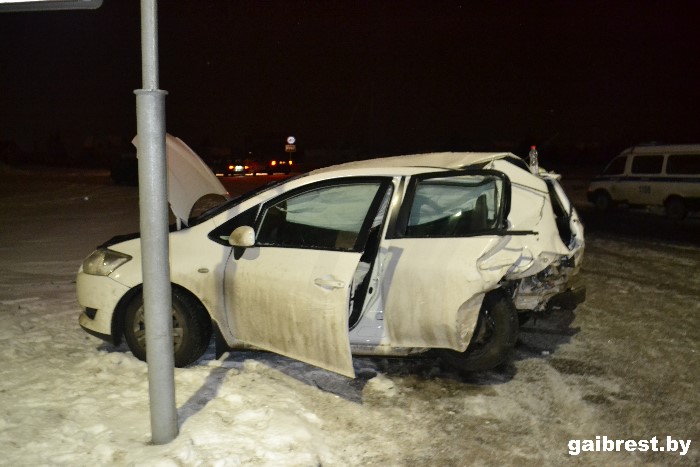 В Брестском районе при столкновении Audi A4 и Toyota Yaris пострадали три человека-4
