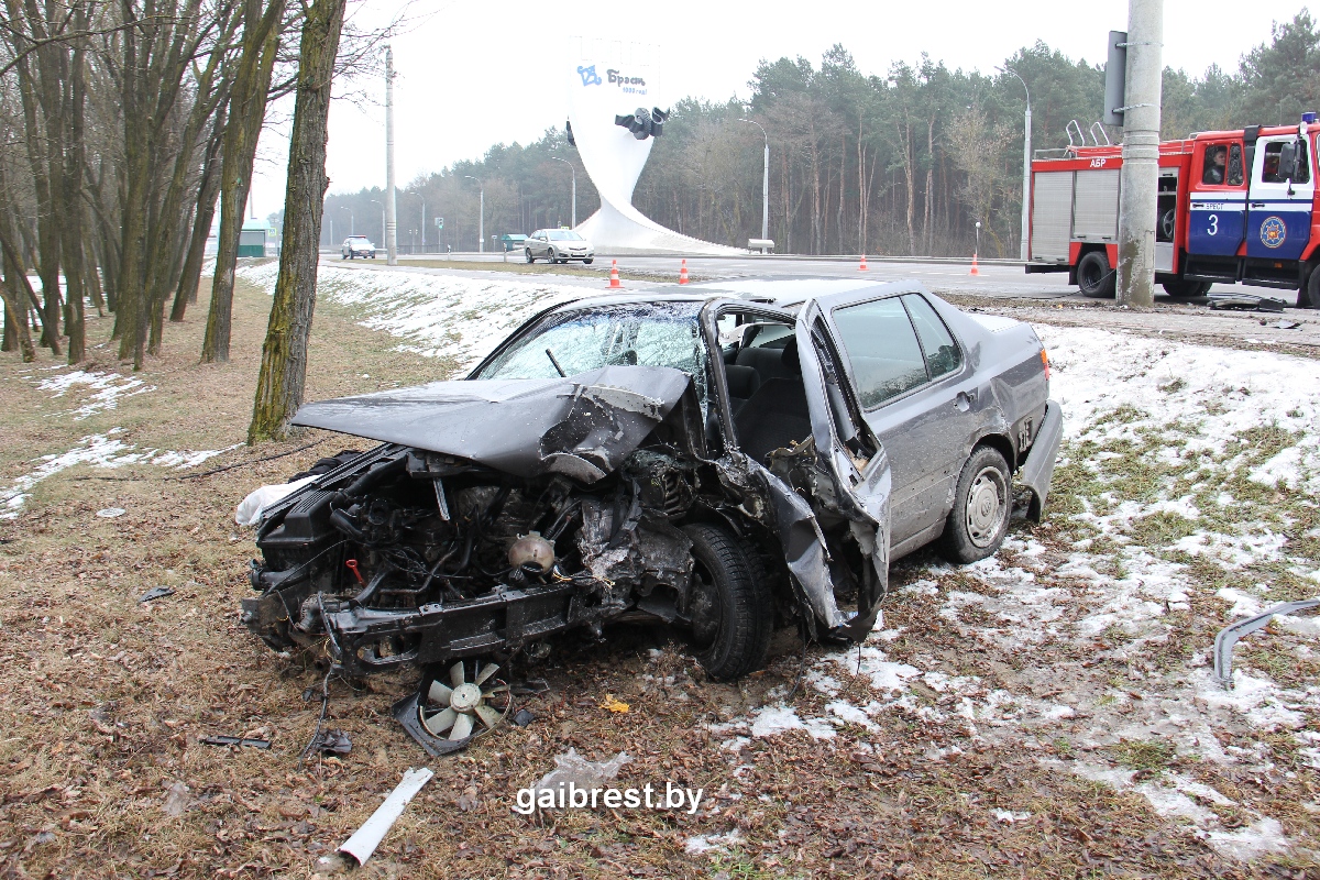 В Бресте Volkswagen врезался в столб. Погиб 32-летний водитель-4