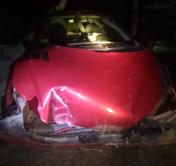 В Глубоком водитель на Peugeot врезалась в столб и забор