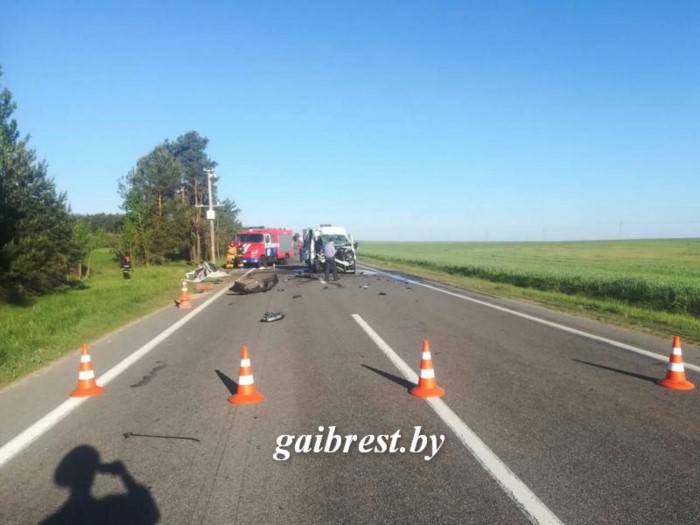 В Каменецком районе столкнулись Renault и погрузчик. Погиб ребёнок-1