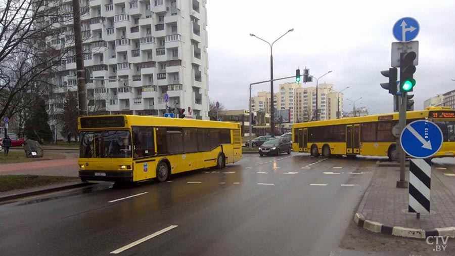 Два автобуса столкнулись на проспекте Машерова, образовалась пробка-7