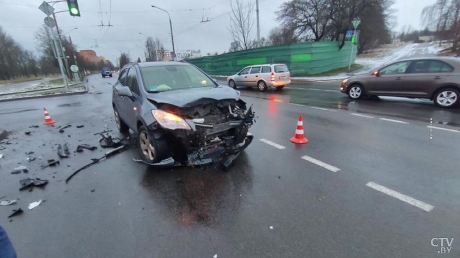 Два автобуса столкнулись на проспекте Машерова, образовалась пробка-14