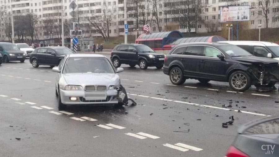 Два автобуса столкнулись на проспекте Машерова, образовалась пробка-17