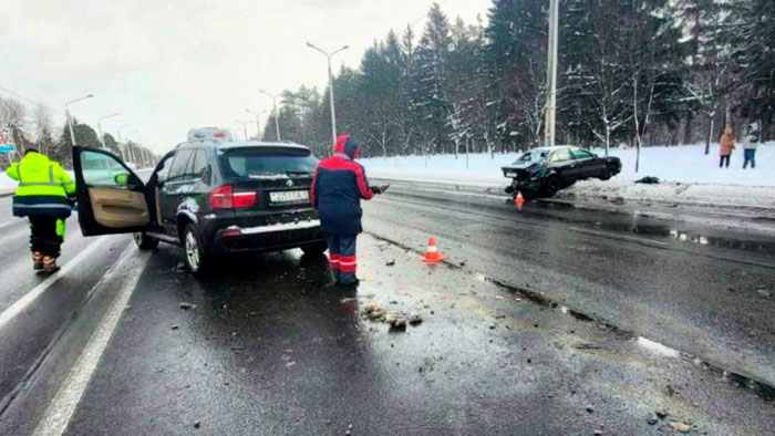 В Минске столкнулись сразу два BMW – оба автомобиля получили повреждения