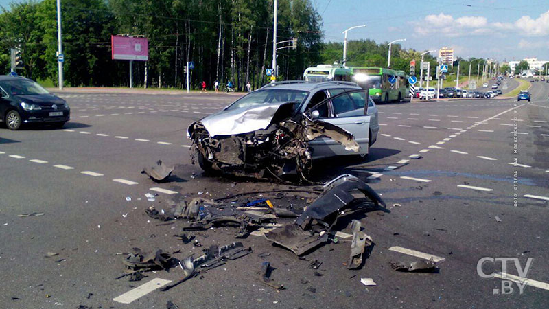 Троллейбус и автобус столкнулись на остановке «Глаголева» в Минске, пострадали 8 пассажиров