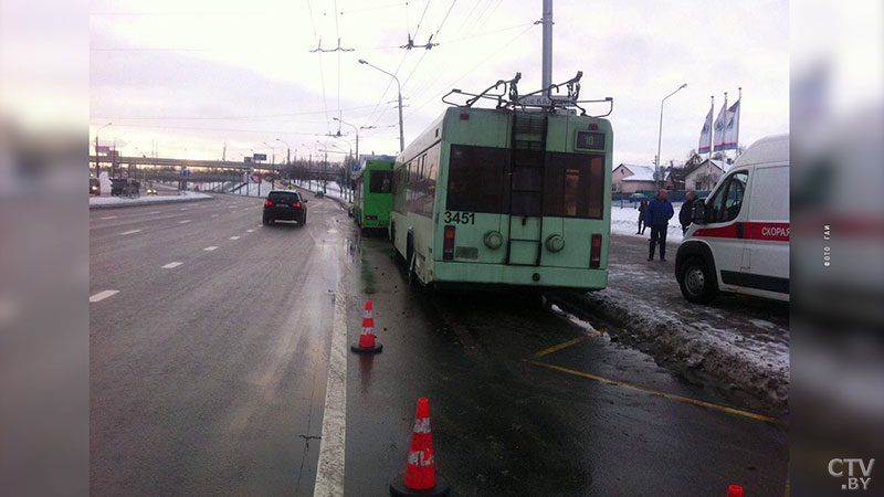 Троллейбус и автобус столкнулись на остановке «Глаголева» в Минске, пострадали 8 пассажиров-3