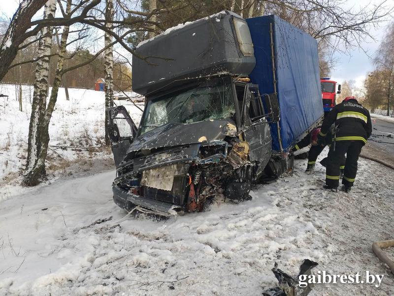 В Пинске при столкновении Opel и Iveco пострадали три человека-7