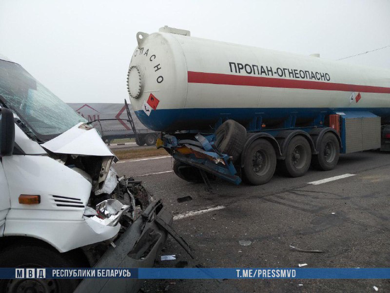 В Пуховичском районе при столкновении маршрутки и фуры пострадали 8 человек-4