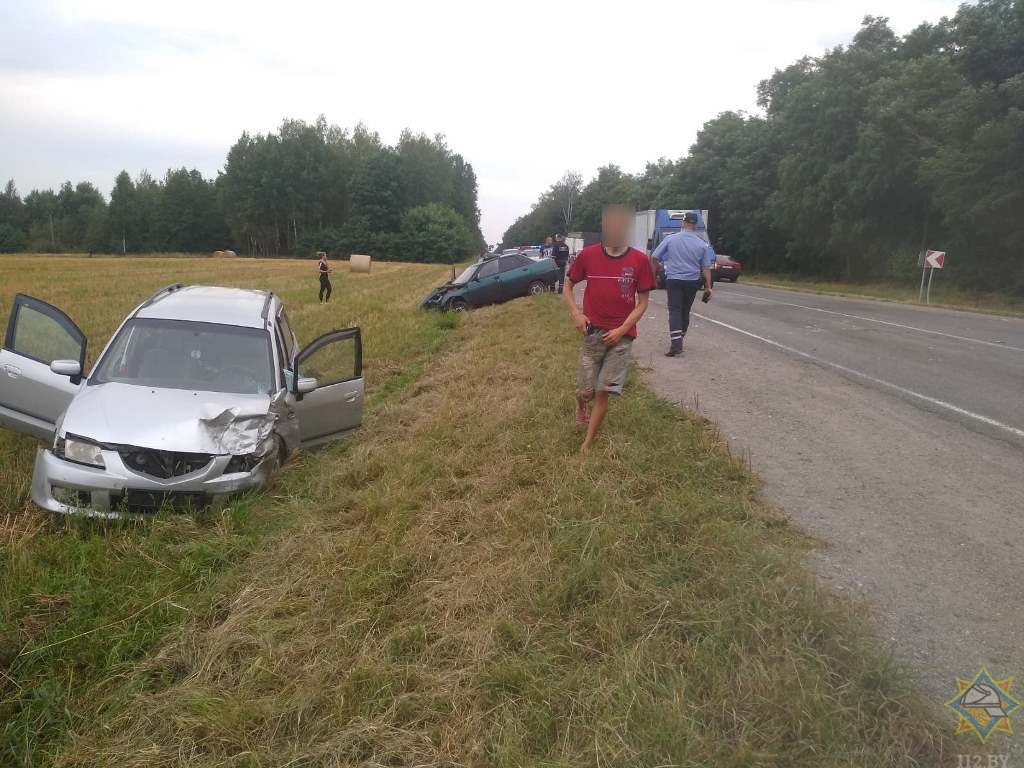 Авария в Рогачёвском районе. Пассажира  LADA из машины доставали спасатели-1