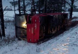 В салоне находились 11 детей. Школьный автобус опрокинулся в Солигорском районе