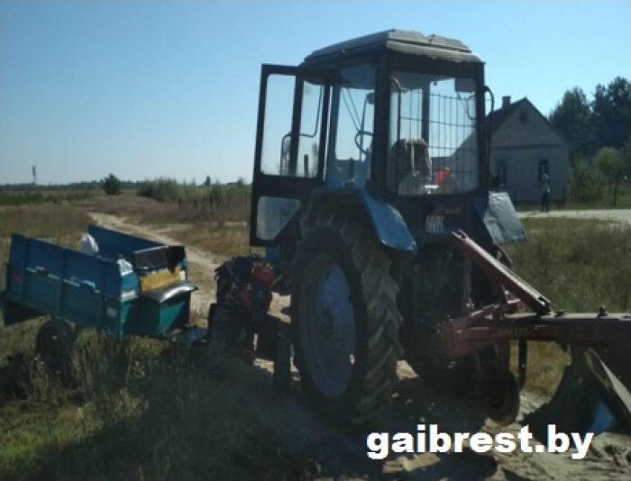 В Столинском районе в аварию попали трактор и мотоблок, пострадали два человека-1