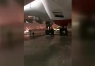 В Дубае затоплены взлётно-посадочные полосы: отменены десятки рейсов