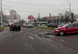 В районе площади Бангалор столкнулись два авто: водителю Volvo за рулём стало плохо