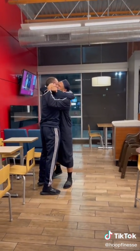 Близнецы устроили отцу проверку на внимательность. И мужчина клюнул на их удочку -1