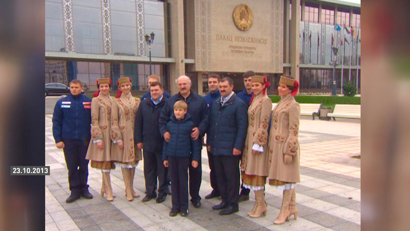 Символу единства – 10 лет. Дворец Независимости принимает поздравления-1