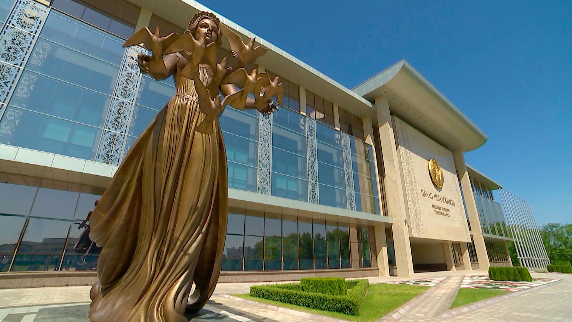 Лукашенко поздравил ветеранов-мотострелков, военнослужащих механизированных соединений с праздником