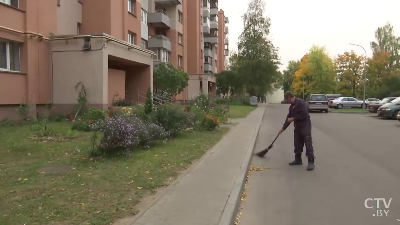 «Сегодня выгреб, утром – кучи такие, прямо пепельницы высыпают с балкона». Дворник Минска – о своей работе-10