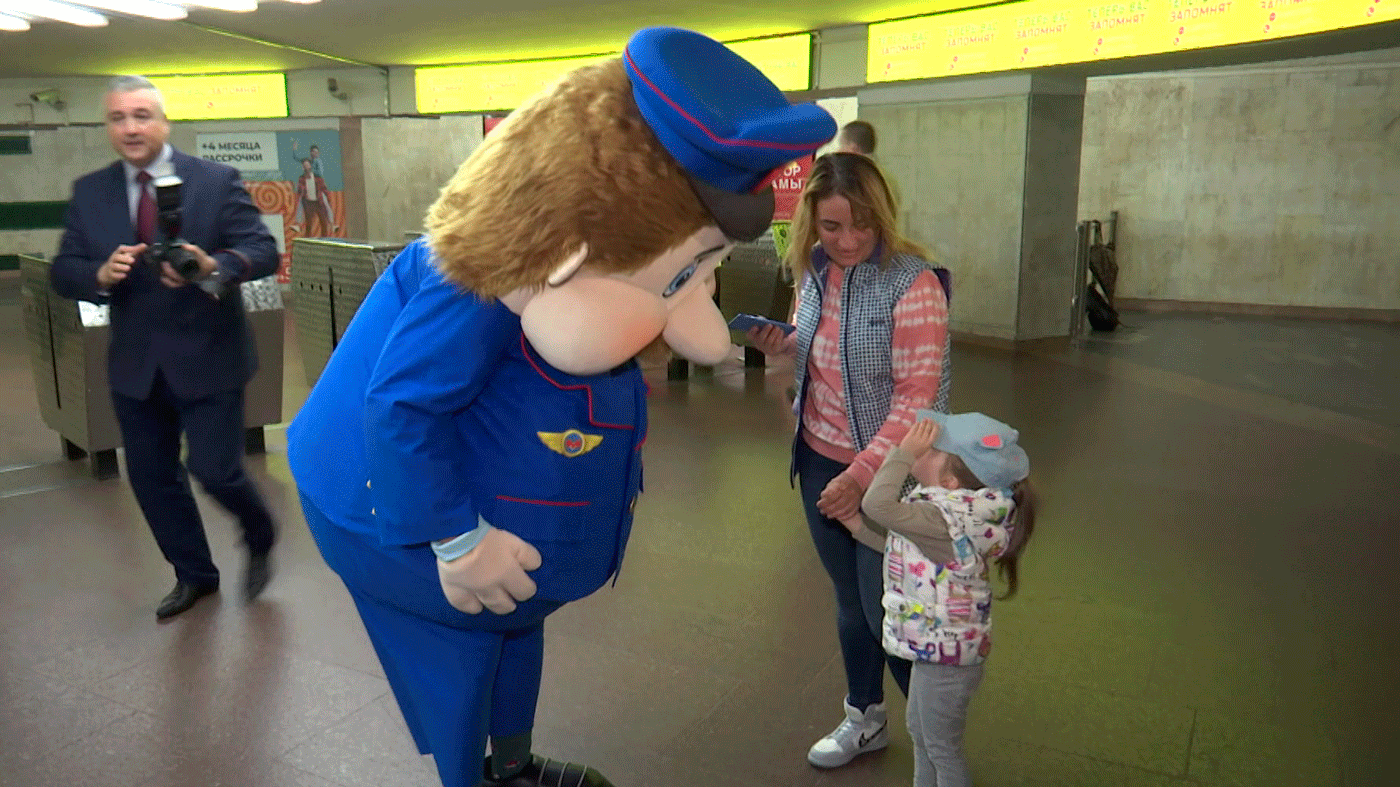 Двухметровая ростовая кукла Метрович в минской подземке напомнит детям о правилах безопасности