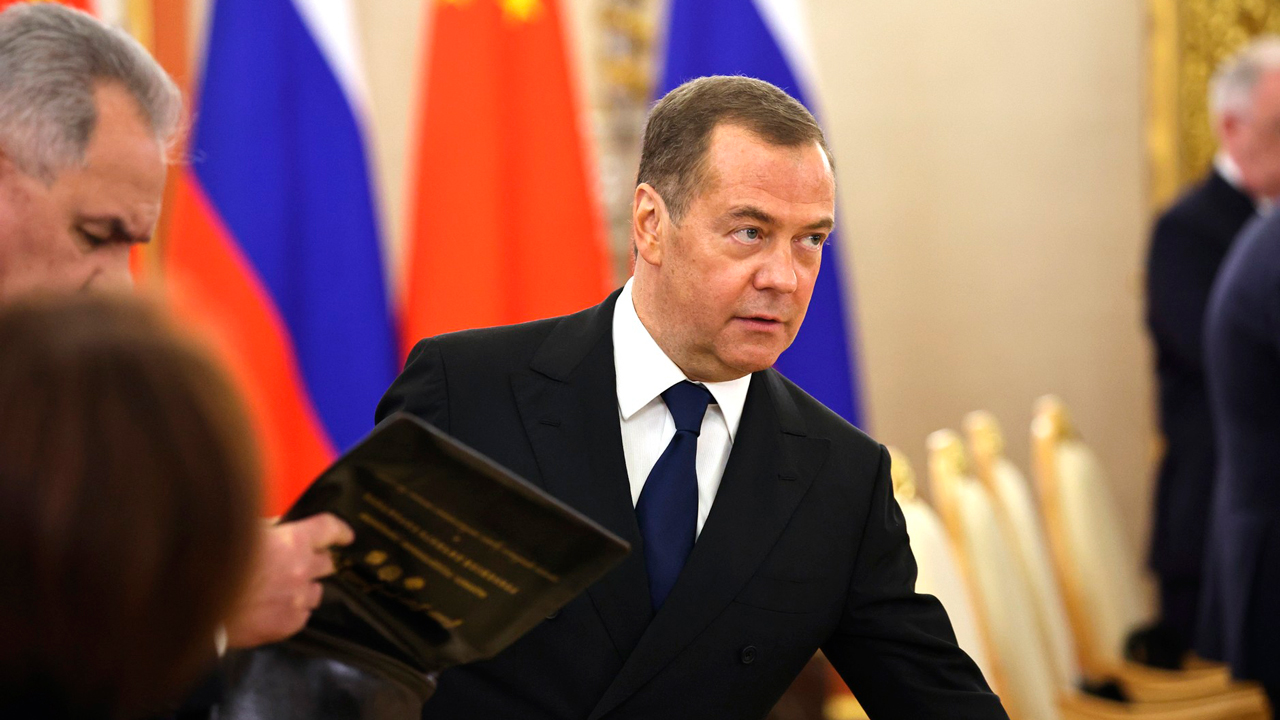 Медведев: если Киев не хочет признать реалии в переговорах, получит их на земле-0