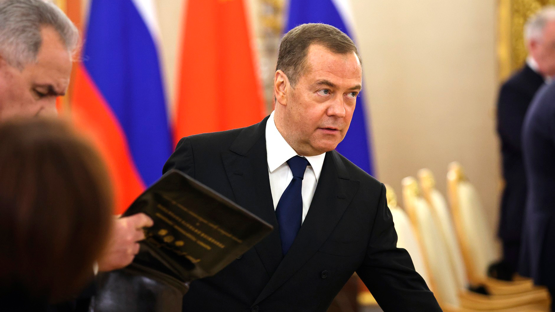Медведев заявил, что буферная зона может занять всю территорию Украины-0