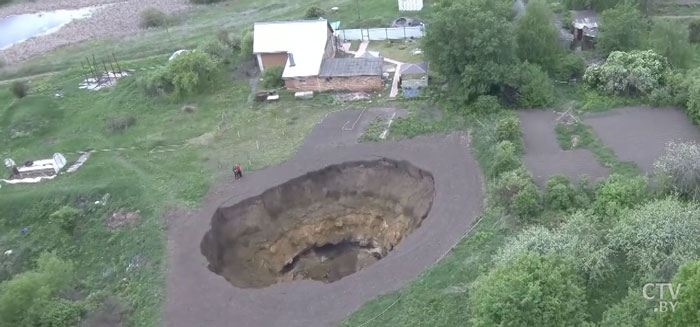 Гигантская дыра в земле глубиной с пятиэтажку: в селе под Тулой провалилась дорога-1