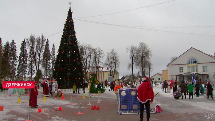 На улицах Дзержинска создали праздничную новогоднюю атмосферу-1