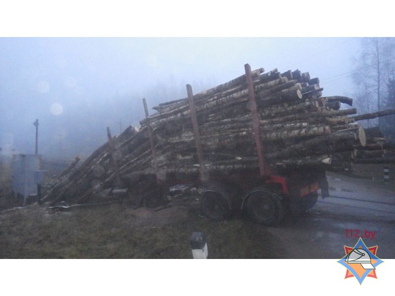 Лесовоз столкнулся с пассажирским поездом под Могилевом 