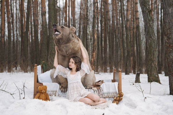 Фотосессия русской семьи в обнимку с живым медведем шокировала мир -29