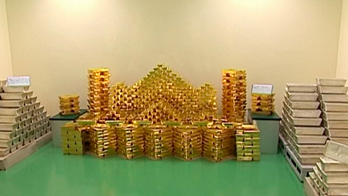 Цены на золото впервые почти за два месяца опустились ниже 4,2 тыс. долларов за унцию