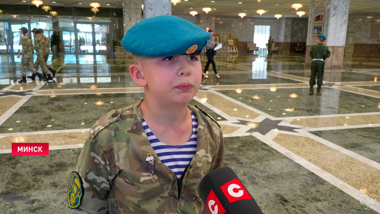 «Очень хотел посмотреть на эту красоту». Во Дворец Независимости пригласили на экскурсию воспитанников патриотических клубов-1