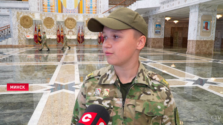 «Очень хотел посмотреть на эту красоту». Во Дворец Независимости пригласили на экскурсию воспитанников патриотических клубов-7
