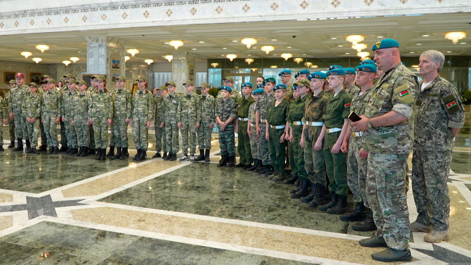 «Очень хотел посмотреть на эту красоту». Во Дворец Независимости пригласили на экскурсию воспитанников патриотических клубов «Очень хотел посмотреть на эту красоту». Во Дворец Независимости пригласили на экскурсию воспитанников патриотических клубов