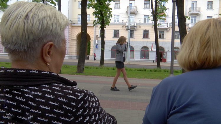 Социальный эксперимент: девочка потерялась в чужом городе. Сколько прохожих не остались равнодушными?