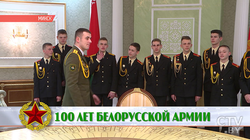 «Хотелось бы, чтобы стало доброй традицией бывать в таком знаковом месте». Экскурсию по Дворцу Независимости провели для представителей Вооружённых Сил-16