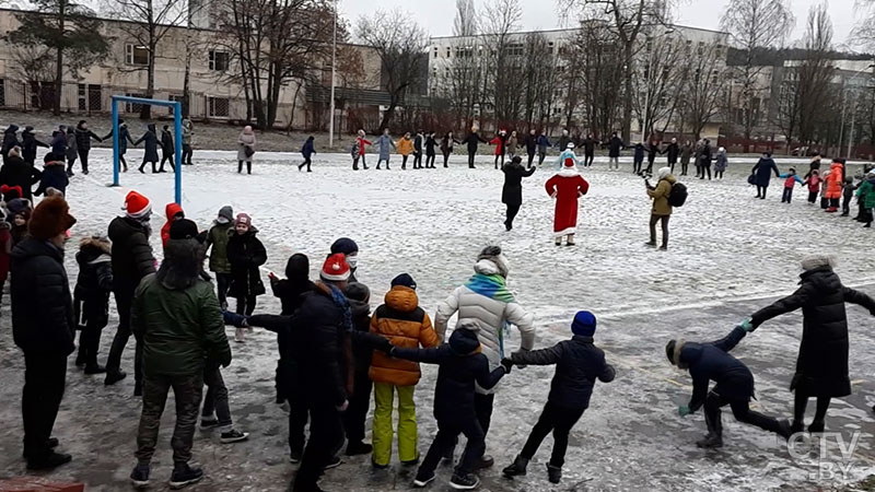 «Слёзы радости, что так легко сделать детей счастливыми». Как проходит благотворительная акция «Ёлка желаний»-13