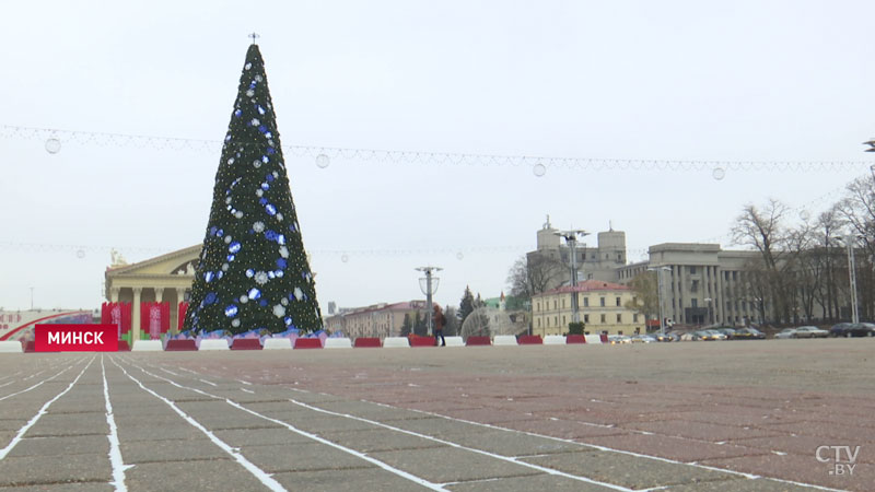 В Минске нарядили главную ёлку. Фотофакт-1