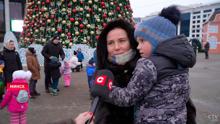 «Чувствуется приближение Нового года!» На Октябрьской площади в Минске зажгли главную ёлку страны-1