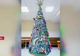 В аэропорту Вильнюса появилась новогодняя ёлка из запрещённых предметов, а в Генуе дерево связали крючком
