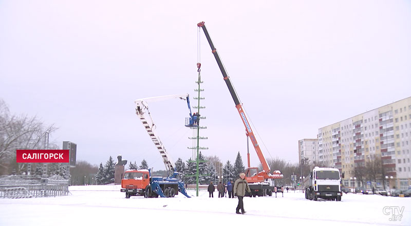 В Солигорске приступили к установке самой высокой ёлки в регионе-1