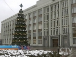 Праздничную елку установили около здания Мингорисполкома