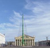 На Октябрьской площади начали устанавливать главную ёлку страны