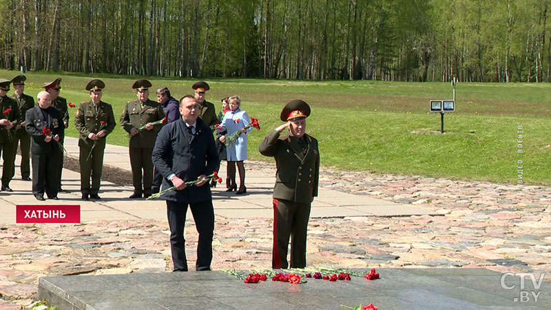 Память о тех днях живёт и сегодня. В Хатыни военнослужащие и ветераны Вооружённых Сил высадили еловую аллею-7