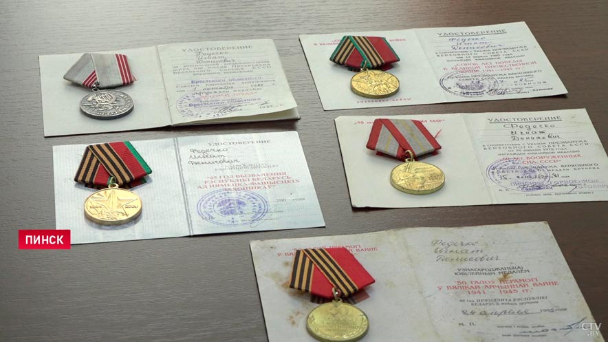 Преступник признался и сказал, кому продал награды. В Пинском районе семье ветерана вернули похищенные медали-1