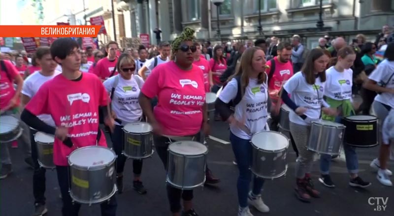 Полмиллиона митингующих вышли на улицы Лондона, протестуя против Brexit-4