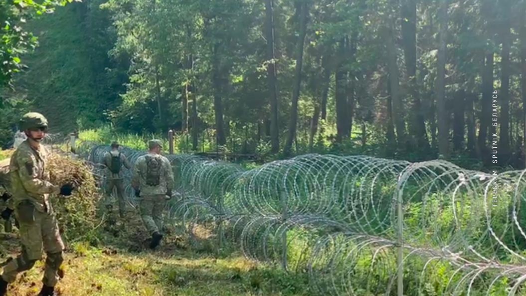 Евросоюз отказался финансировать стену на границе Литвы и Беларуси. Литовские военные возводят проволочное ограждение