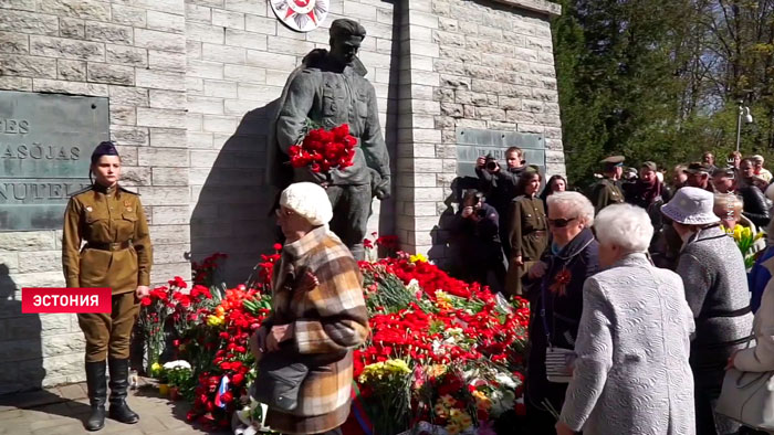 В Таллине неизвестные нарисовали свастику на памятнике советскому солдату-4