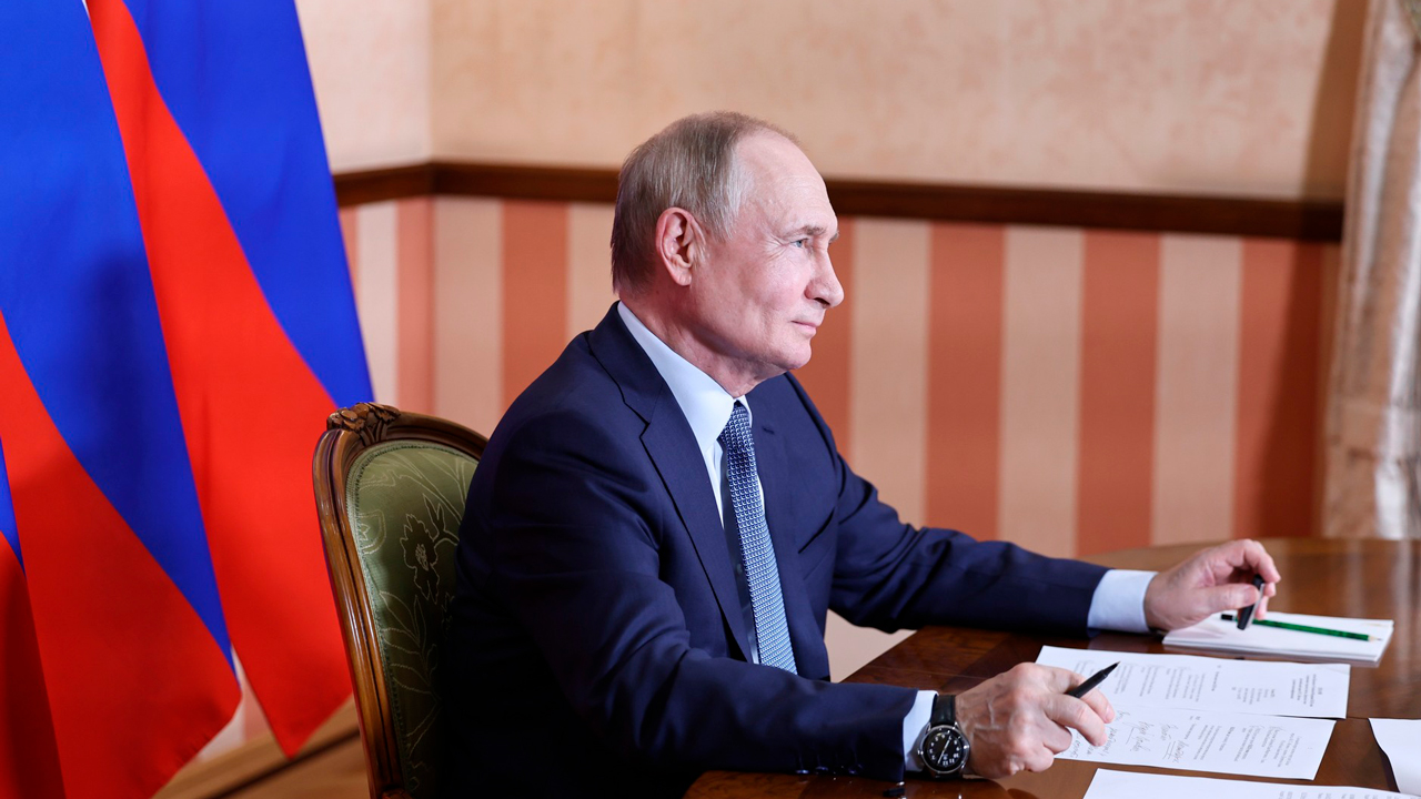 Песков: Путин и Трамп стоят на своих позициях, но готовы слушать друг друга-0