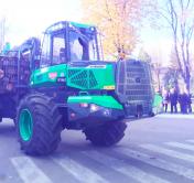 Это как космический корабль. «Амкодор» показал свой 14-тонный погрузчик без руля