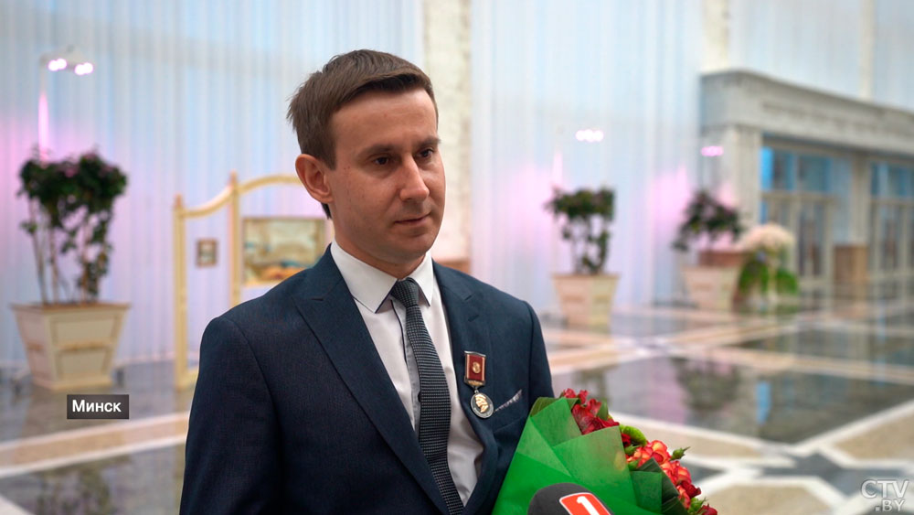 Этот мальчик вынес брата из огня, выжил и получил награду от Президента. Самые проникновенные моменты церемонии -16